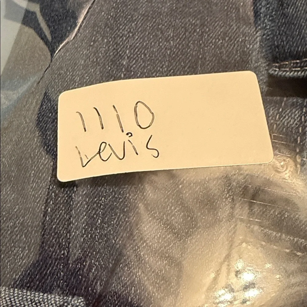 LEVI’S Signature mid rise Bermuda shorts for women size 12/31